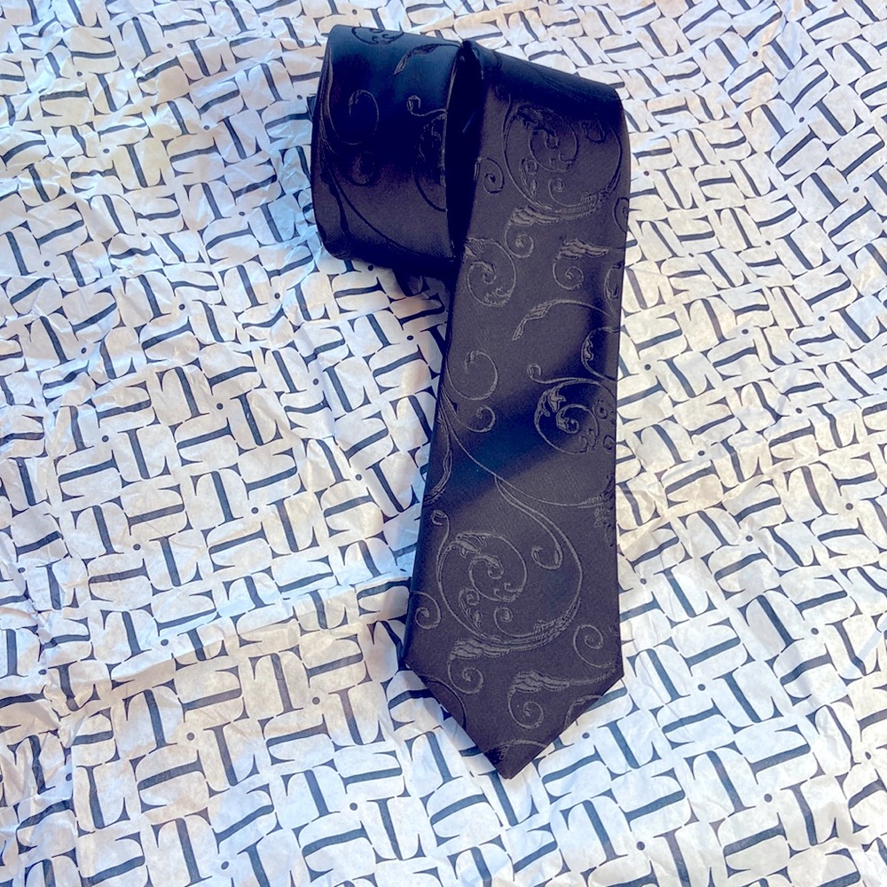 Amedeo exclusive black 3 inch silk jacquard tie.